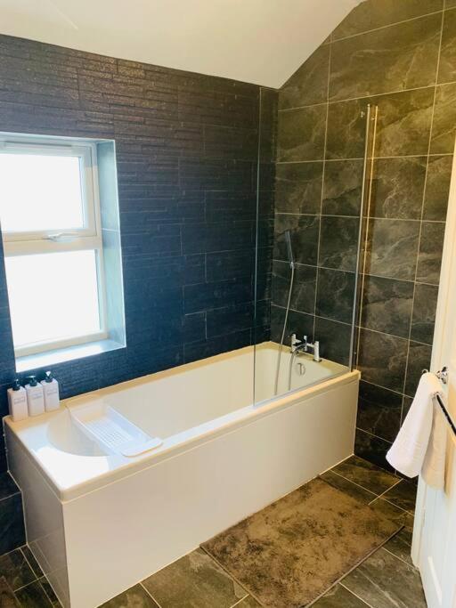 Chic 5 Bedroom House With Private Parking & Garden 브리스틀 외부 사진